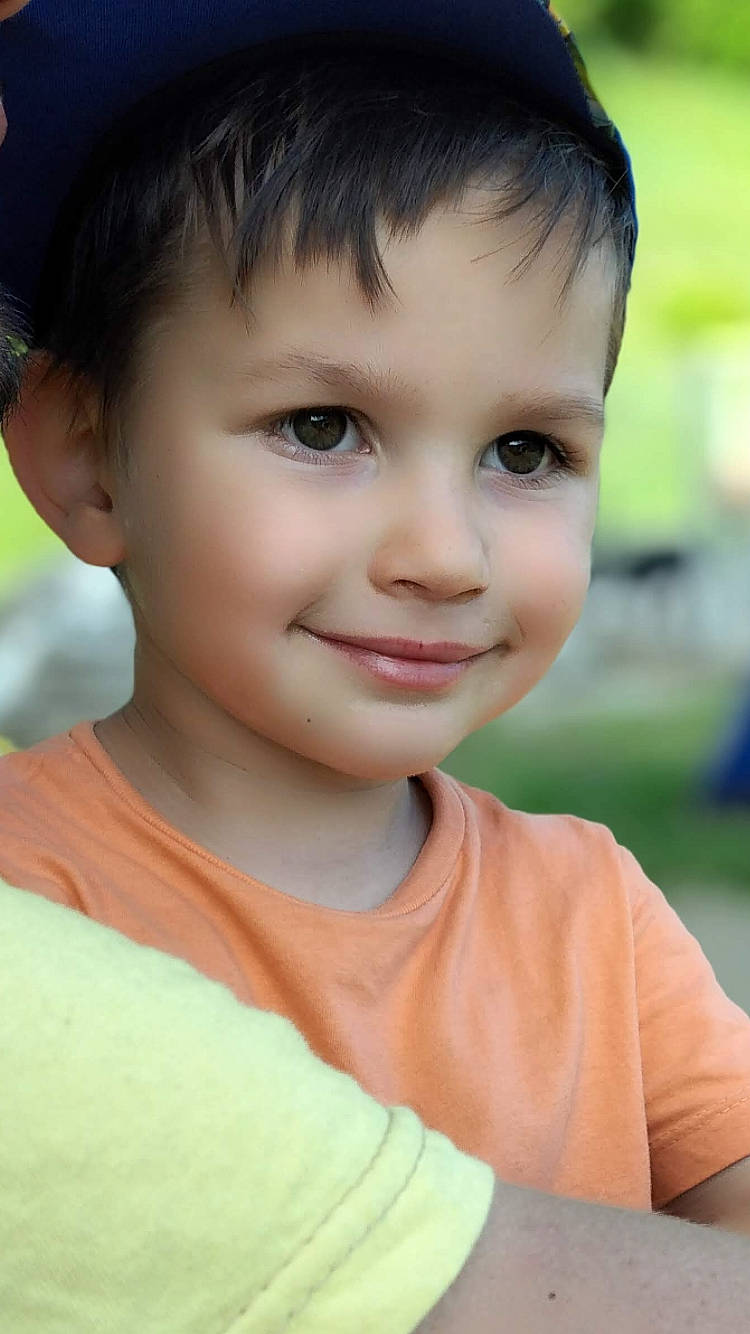 Yanis a rejoint le concours — aidez-le/la à gagner de superbes lots ! cheek, child, chin, eyebrow, eyelash, flash_photography, forehead, fun, gesture, happy, human_body, iris, joy, leisure, lip, nose, person, skin, smile, t_shirt