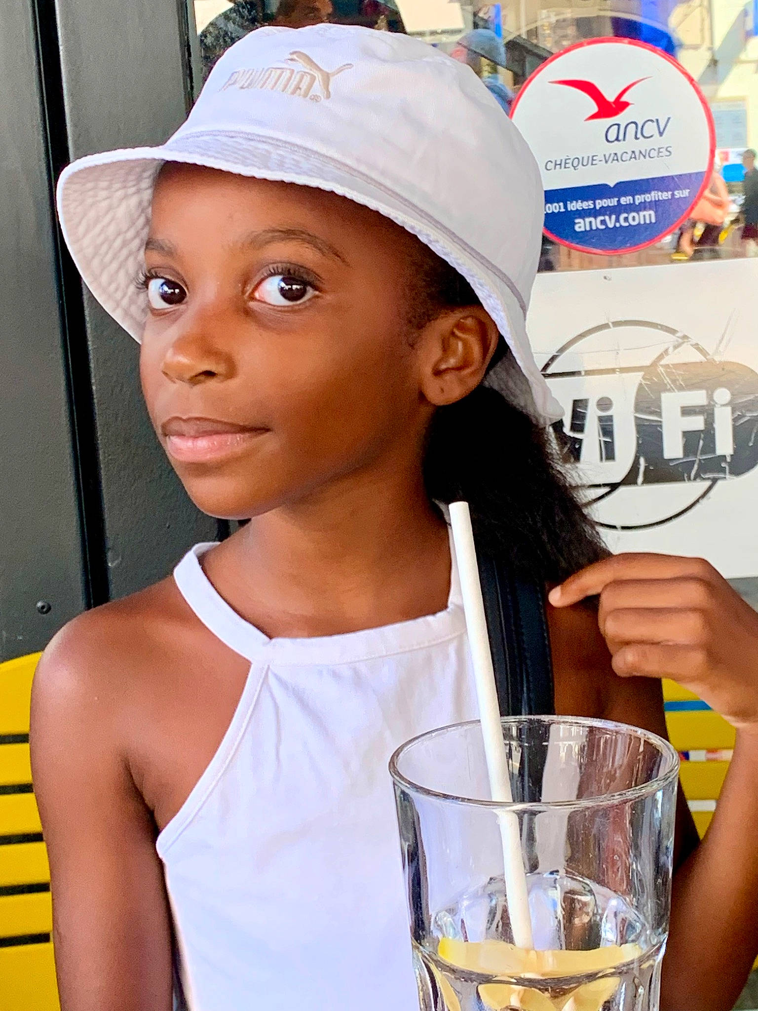 Noémie-olivia participe au concours pour gagner de l'argent avec cette photo : barware, baseball_cap, cap, chest, distilled_beverage, drink, drinking, drinkware, electric_blue, eyewear, fashion_accessory, fashion_design, fun, gesture, glass, happy, headwear, jewellery, person, plastic_bottle