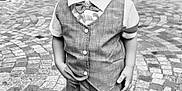 Nino a rejoint le concours — aidez-le/la à gagner de superbes lots ! child, boy, cap, bow_tie, vest, shorts, sandals, cobblestone, street, stone_building, smiling, portrait, standing, outdoor, monochrome, black_and_white, cute, fashion, happy, person