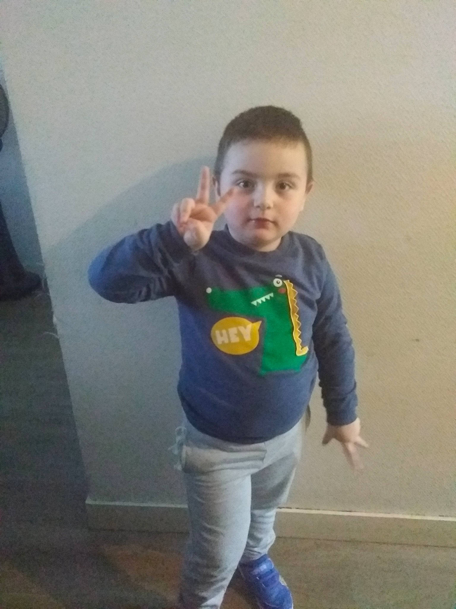 Simao a rejoint le concours — aidez-le/la à gagner de superbes lots ! arm, child, forehead, fun, happy, head, outerwear, person, smile, standing, t_shirt, toddler