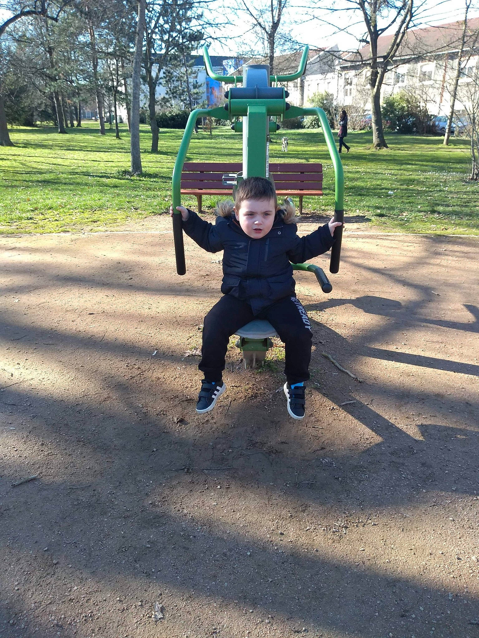 Simao participe au concours pour gagner de l'argent avec cette photo : city, fun, outdoor_play_equipment, person, play, playground, public_space, recreation, tree