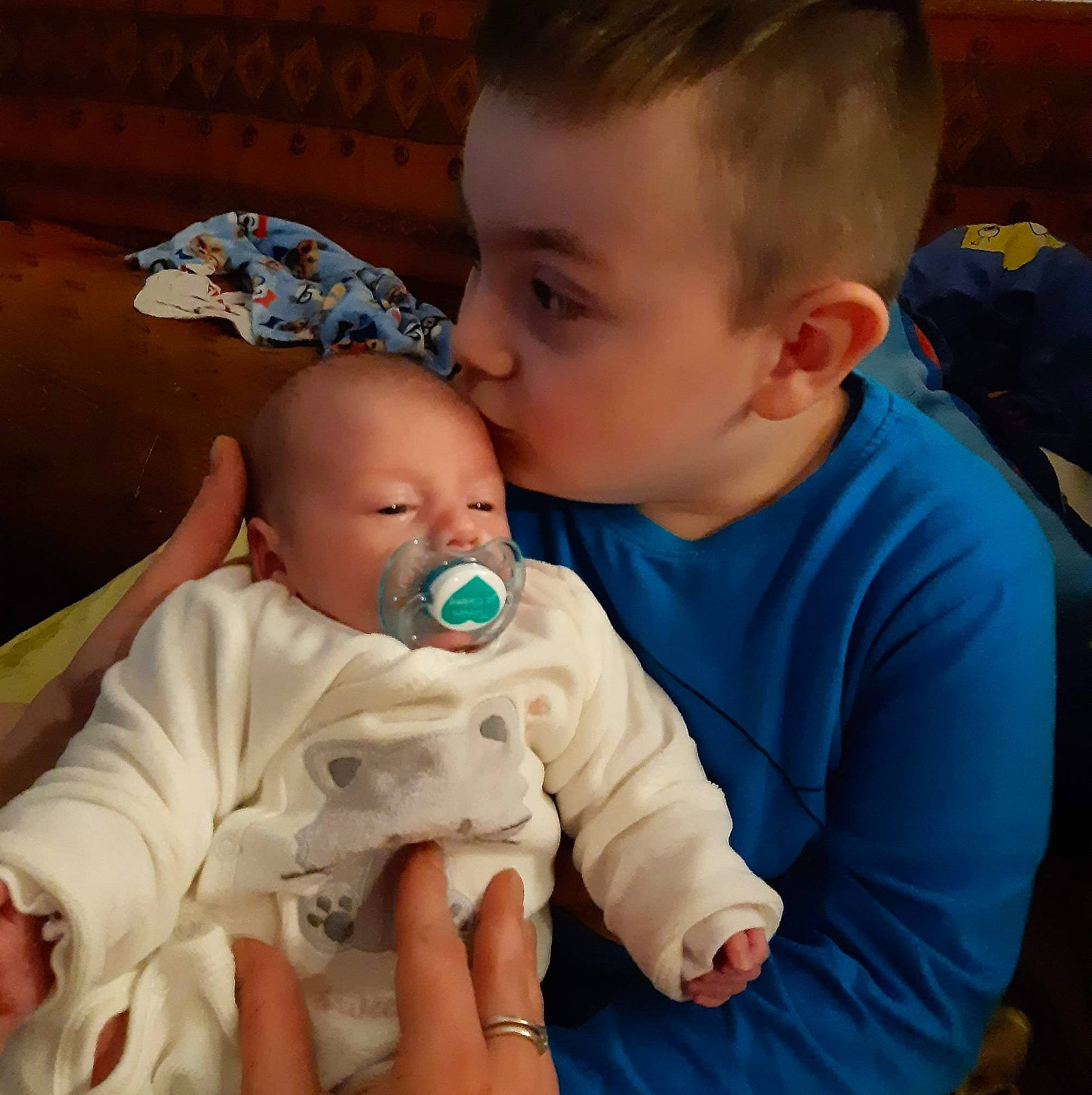 Amelia participe au concours pour gagner de l'argent avec cette photo : baby, baby_toddler_clothing, cheek, chin, comfort, ear, eye, gesture, hair, hairstyle, happy, head, human_body, iris, mammal, mouth, nose, people, person, skin