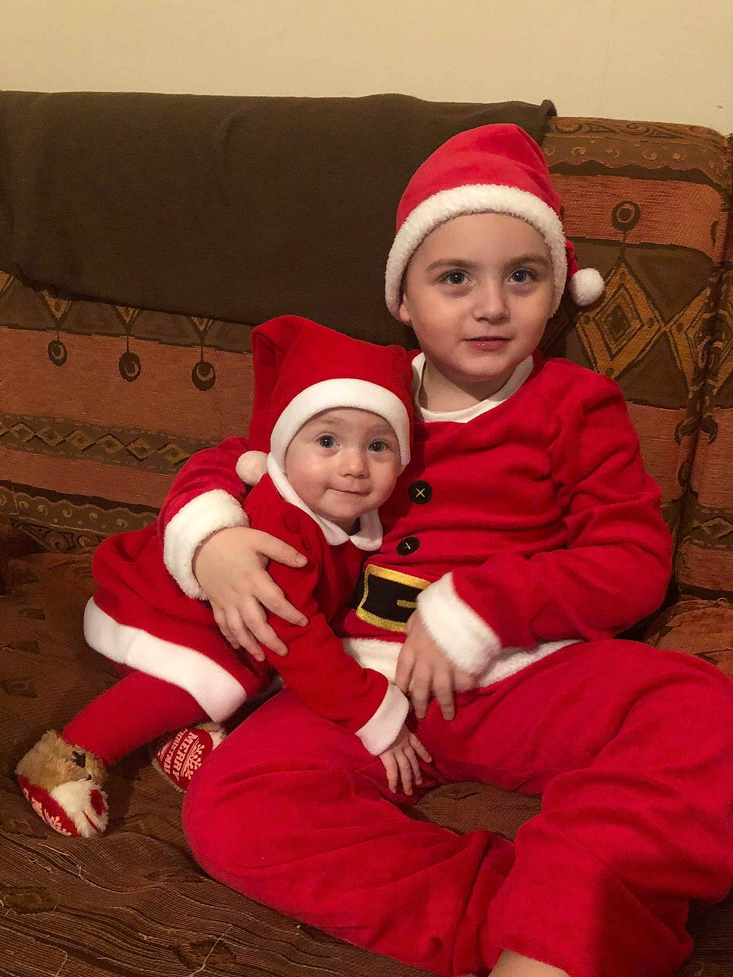 Amelia a rejoint le concours — aidez-le/la à gagner de superbes lots ! baby, cap, child, christmas, christmas_decoration, christmas_eve, comfort, event, facial_expression, fictional_character, fun, happy, hat, headwear, holiday, lap, person, plant, santa_claus, smile