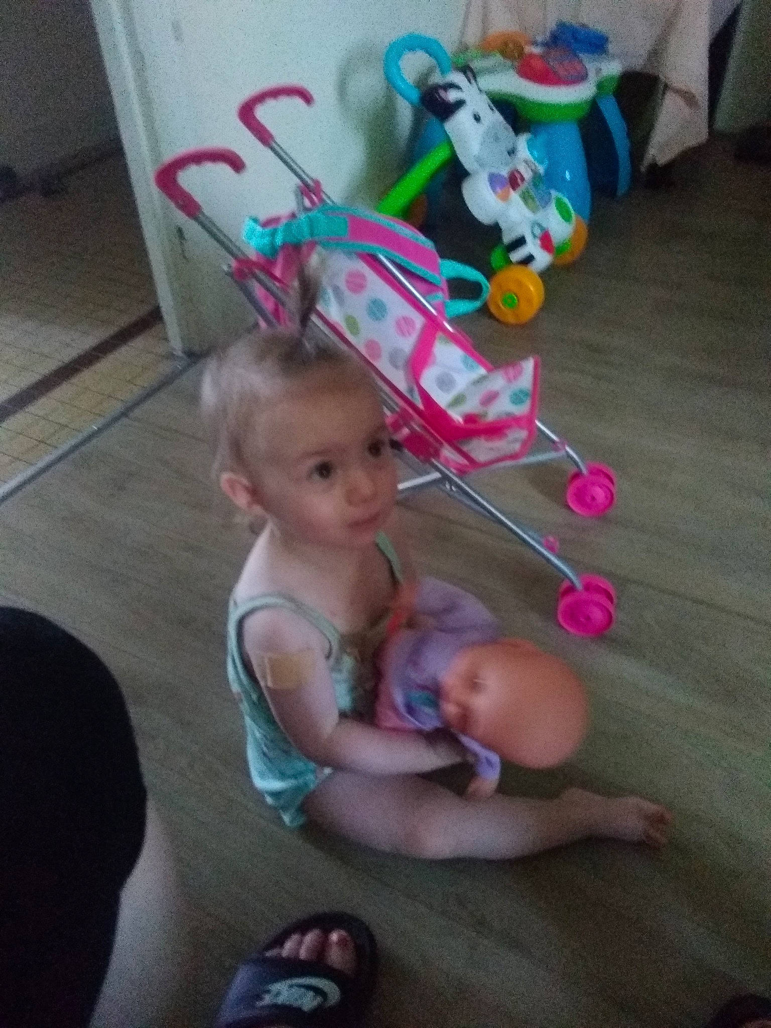 Amelia a rejoint le concours — aidez-le/la à gagner de superbes lots ! baby, baby_products, child, flooring, foot, fun, hardwood, human_leg, knee, lap, magenta, party_supply, person, pink, play, room, sitting, thigh, toddler, toy