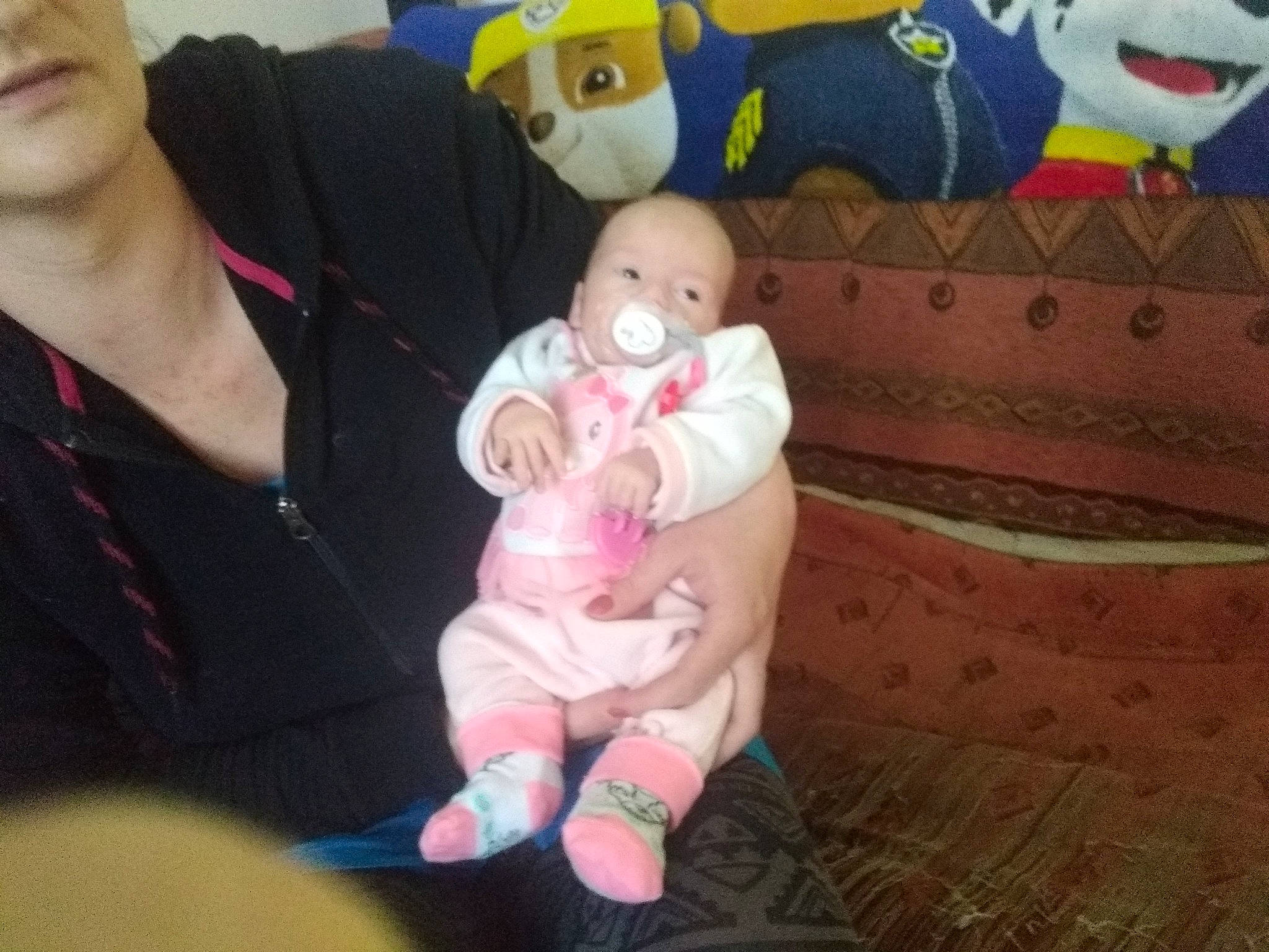 Amelia a rejoint le concours — aidez-le/la à gagner de superbes lots ! baby, cheek, child, hand, happy, head, lap, mouth, person, pink, skin, smile, stuffed_toy, toddler, toy