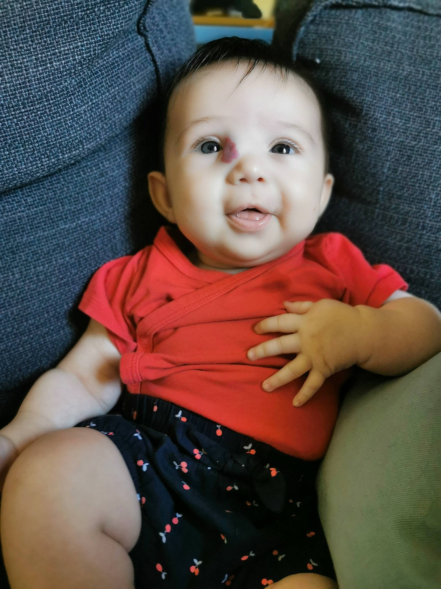 Emma participe au concours pour gagner de l'argent avec cette photo : baby, baby_toddler_clothing, cheek, comfort, elbow, eye, finger, flash_photography, happy, human_leg, iris, lip, person, sitting, skin, sleeve, smile, t_shirt, thigh, toddler