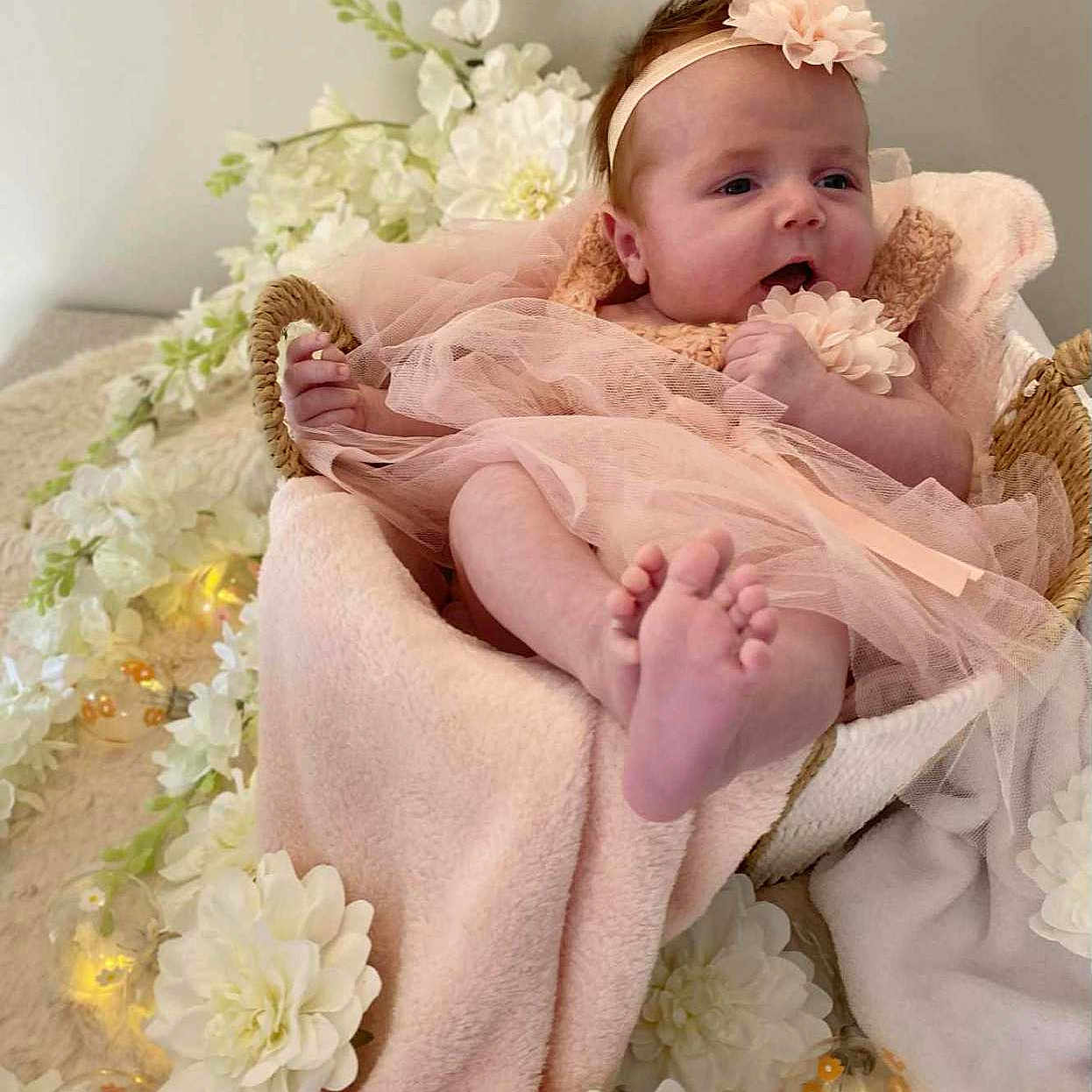 Naëlys a rejoint le concours — aidez-le/la à gagner de superbes lots ! adorable, baby, basket, blanket, cozy, cute, decor, dress, fairy_lights, flower, headband, indoor, infant, newborn, pink, portrait, relaxed, small, soft, tulle