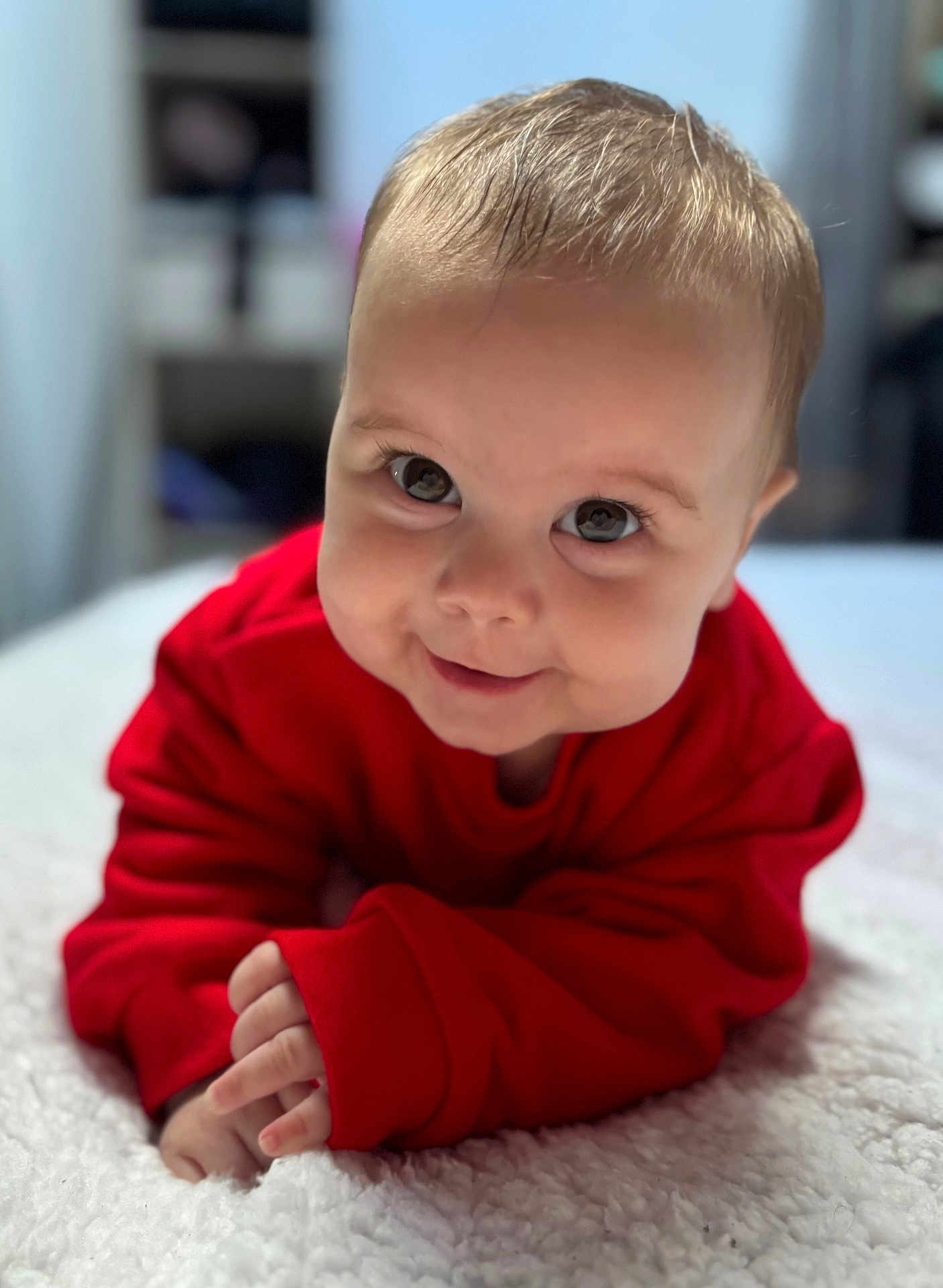 Elyana participe au concours pour gagner de l'argent avec cette photo : baby, infant, red_sweater, smile, face, eyes, hands, blanket, crawling, cute, child, indoor, portrait, soft_texture, young, person, closeup, expression, warm, adorable