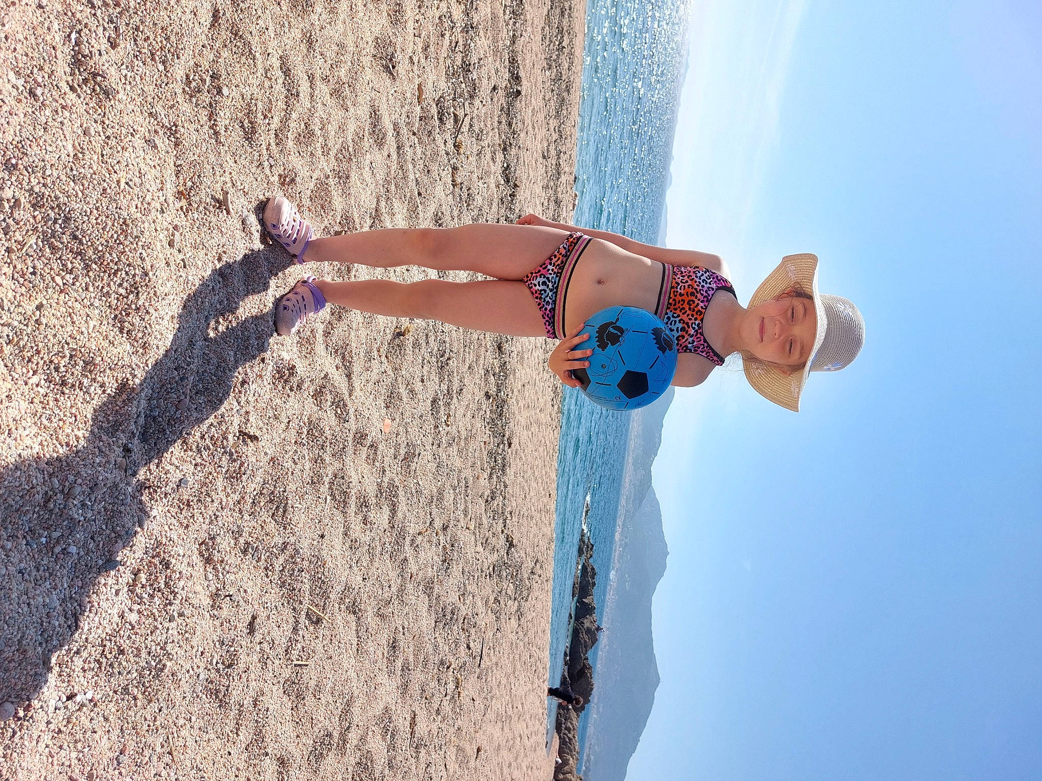 Victoria a rejoint le concours — aidez-le/la à gagner de superbes lots ! arm, azure, beach, dress, elbow, fun, gesture, happy, headwear, human_body, jeans, knee, leg, people_in_nature, people_on_beach, person, sky, sunglasses, sunlight, thigh