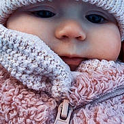 Katalya a rejoint le concours — aidez-le/la à gagner de superbes lots ! baby, face, child, winter_clothing, knit_hat, zipper, pink, close_up, cold_weather, cheeks, portrait, cute, texture, warm_clothes, fuzzy, outdoor, young_child, soft, headwear, bundle