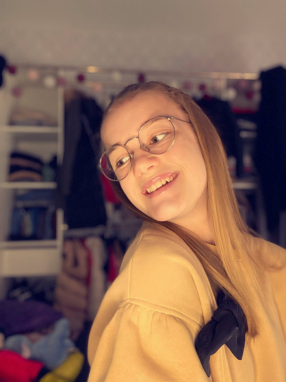 Emma a rejoint le concours — aidez-le/la à gagner de superbes lots ! cool, eyewear, glasses, humour, jacket, joy, laugh, mouth, nose, person, portrait_photography, shelf, shelving, tooth, top, vision_care