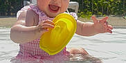 Melis a rejoint le concours — aidez-le/la à gagner de superbes lots ! baby, child, daytime, fun, greenery, happy, nature, outdoor, pink_dress, playing, pool, smiling, splashing, summer, sunlight, toy, vacation, water, wet_hair, yellow