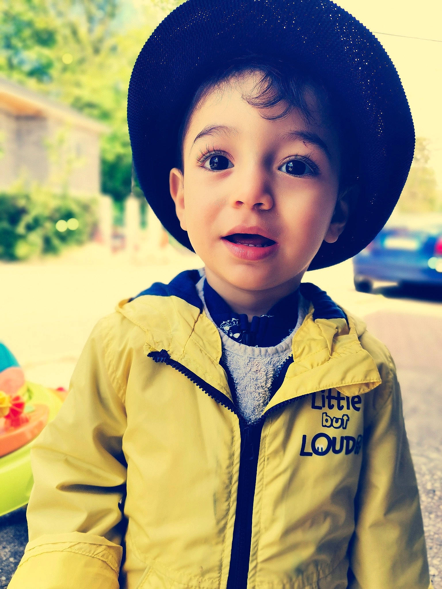 Amin participe au concours pour gagner de l'argent avec cette photo : blue, cap, cool, electric_blue, face, flash_photography, hairstyle, happy, hat, headgear, organ, person, photograph, skin, sleeve, smile, standing, street_fashion, toddler, travel