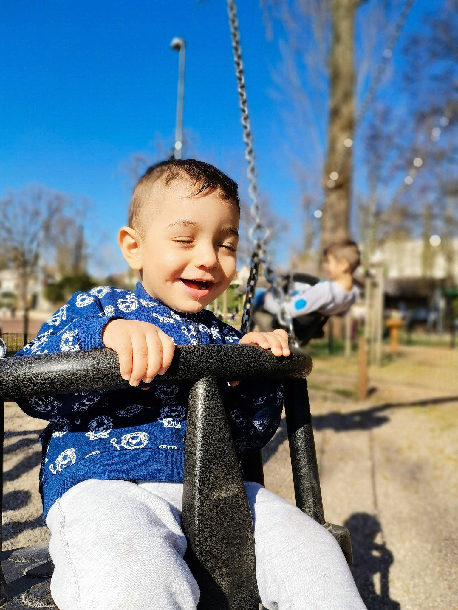 Amin participe au concours pour gagner de l'argent avec cette photo : baby, blue, child, city, electric_blue, fun, grass, happy, joy, leisure, outdoor_play_equipment, person, plant, playground, recreation, sky, smile, swing, t_shirt, toddler
