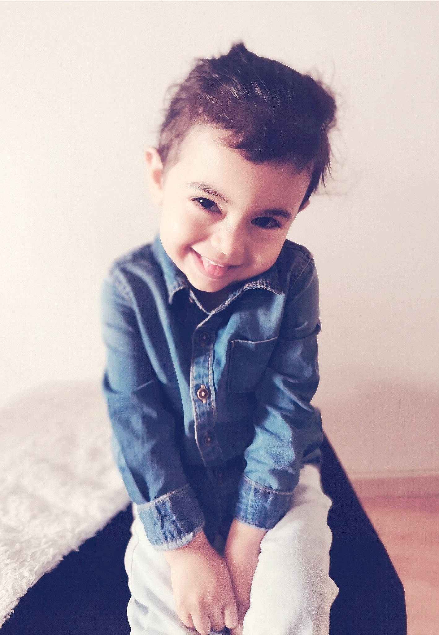 Amin participe au concours pour gagner de l'argent avec cette photo : collar, cool, denim, dress_shirt, electric_blue, eyebrow, face, fashion, fashion_design, flash_photography, formal_wear, happy, human_body, joy, neck, outerwear, person, shoulder, sleeve, smile