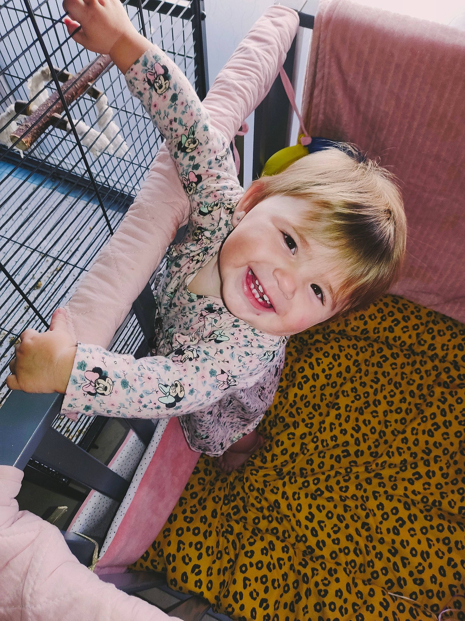 Gaïa a rejoint le concours — aidez-le/la à gagner de superbes lots ! child, comfort, flooring, fun, hand, happy, joy, leisure, linens, pattern, person, sitting, smile, toddler, vacation