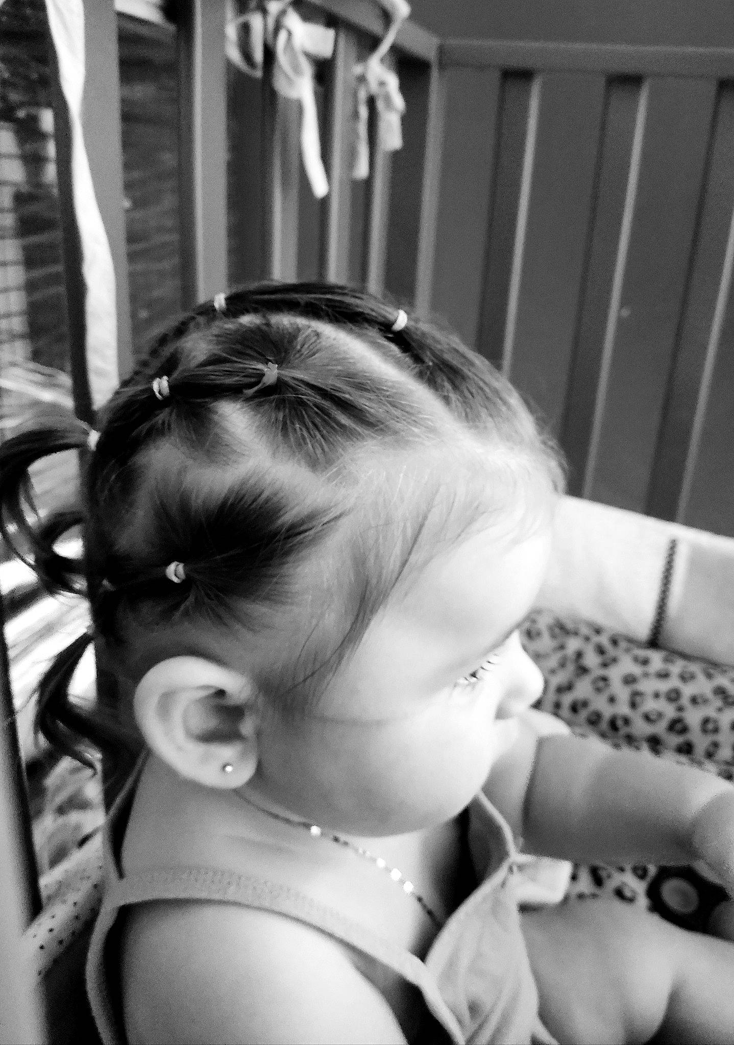 Gaïa participe au concours pour gagner de l'argent avec cette photo : baby, baby_toddler_clothing, black, black_and_white, ear, eyelash, eyewear, flash_photography, hair, hairstyle, happy, monochrome, monochrome_photography, person, photograph, shoulder, skin, style, toddler, vision_care
