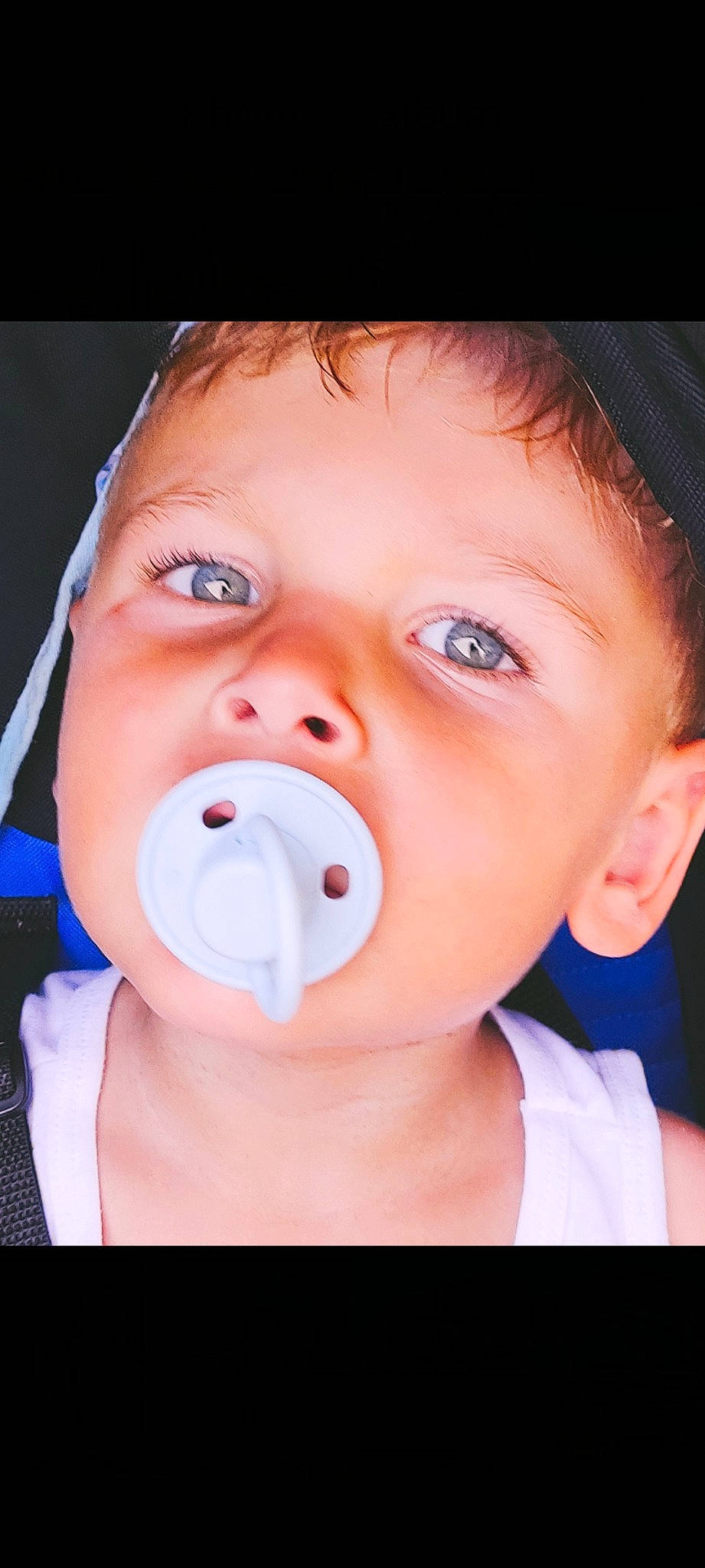 Attilio a rejoint le concours — aidez-le/la à gagner de superbes lots ! audio_equipment, baby, cheek, child, chin, ear, eyebrow, eyelash, fun, gadget, happy, hearing, human_body, jaw, lip, mouth, neck, nose, person, skin