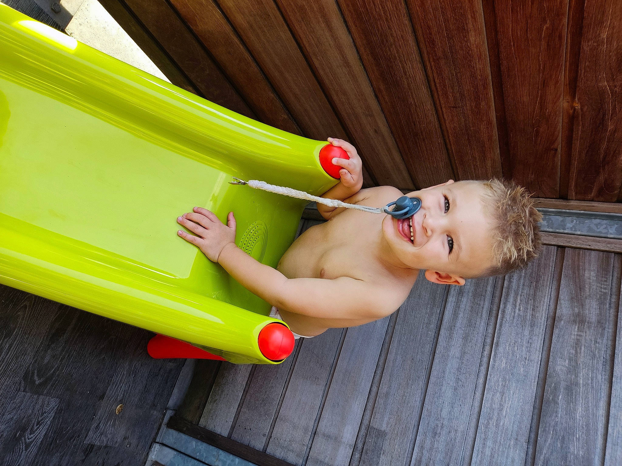 Attilio participe au concours pour gagner de l'argent avec cette photo : chest, child, chute, elbow, foot, fun, happy, human_body, human_leg, joy, knee, leisure, person, plastic, play, recreation, thigh, toddler, toy, wood
