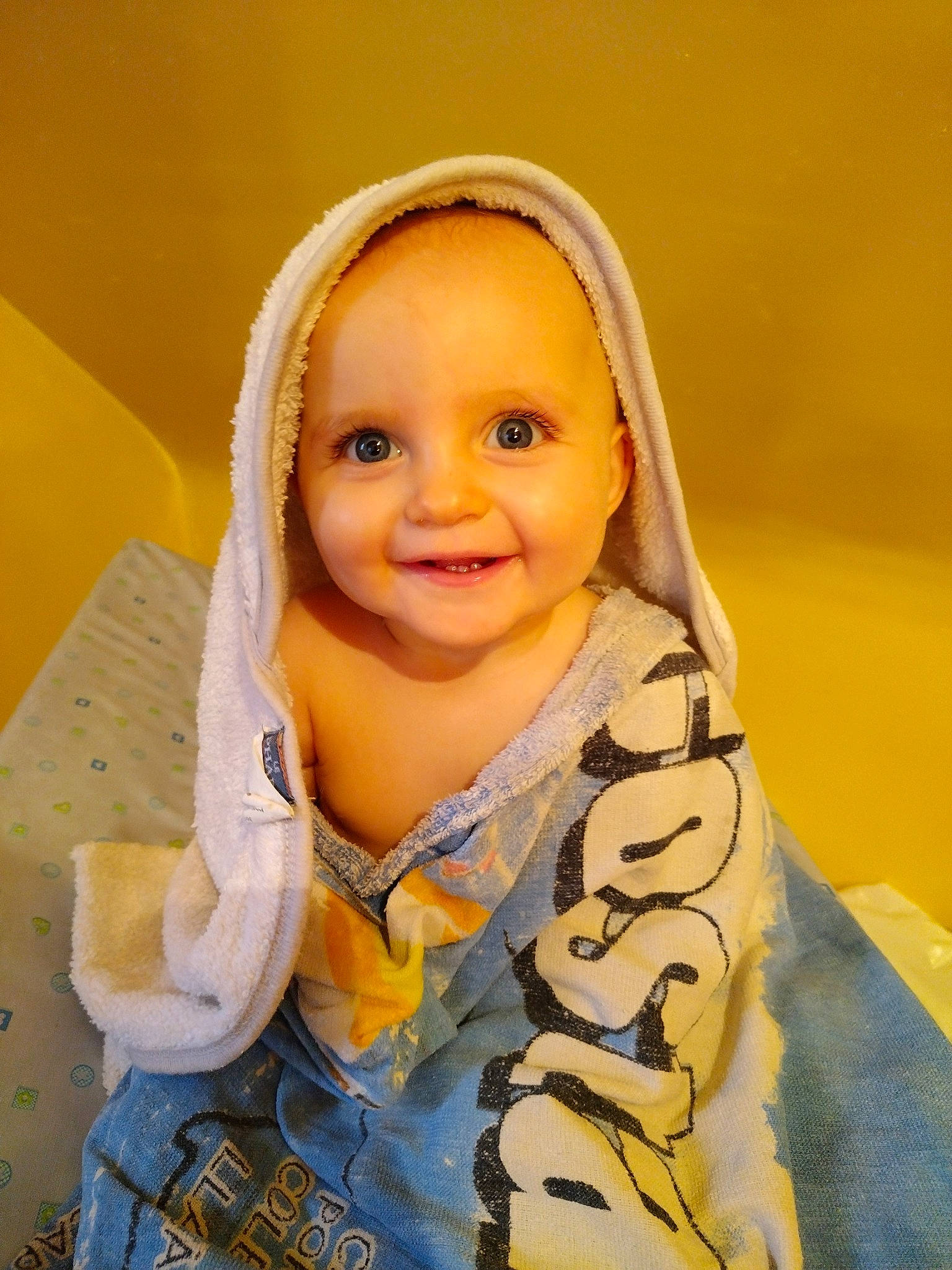 Lyna participe au concours pour gagner de l'argent avec cette photo : baby, baby_laughing, baby_toddler_clothing, child, collar, comfort, eye, face, facial_expression, fashion_accessory, fun, happy, jacket, joy, linens, outerwear, person, scarf, sleeve, smile