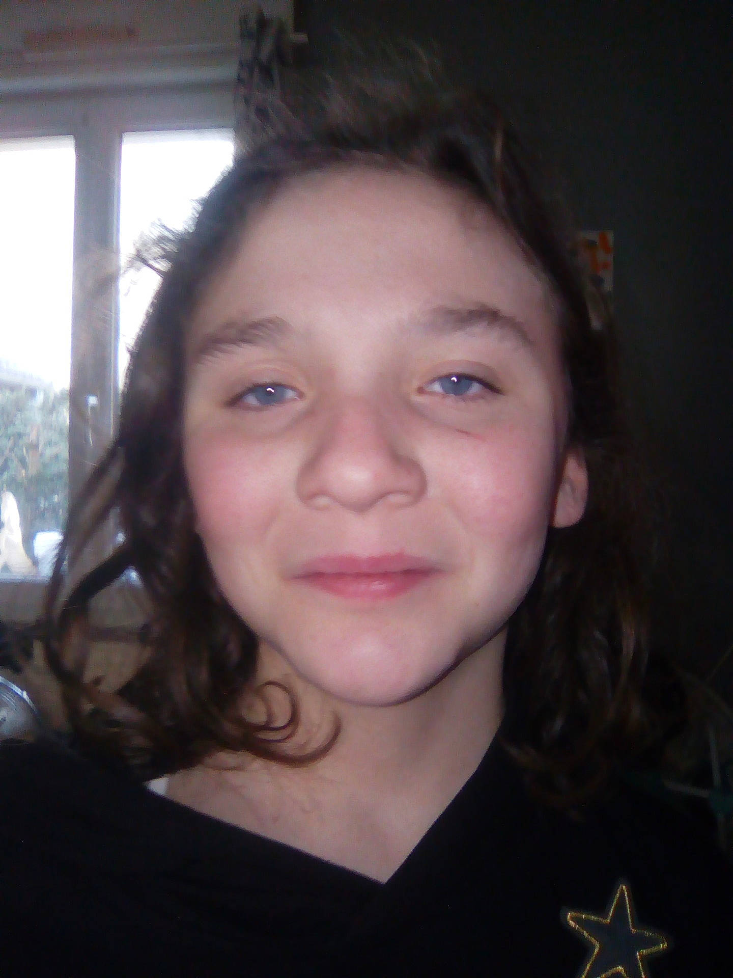 élsa participe au concours pour gagner de l'argent avec cette photo : black_hair, cheek, chin, eye, eyebrow, face, forehead, girl, hair, hairstyle, head, human_hair_color, jaw, lip, nose, person, selfie, skin, smile, tooth