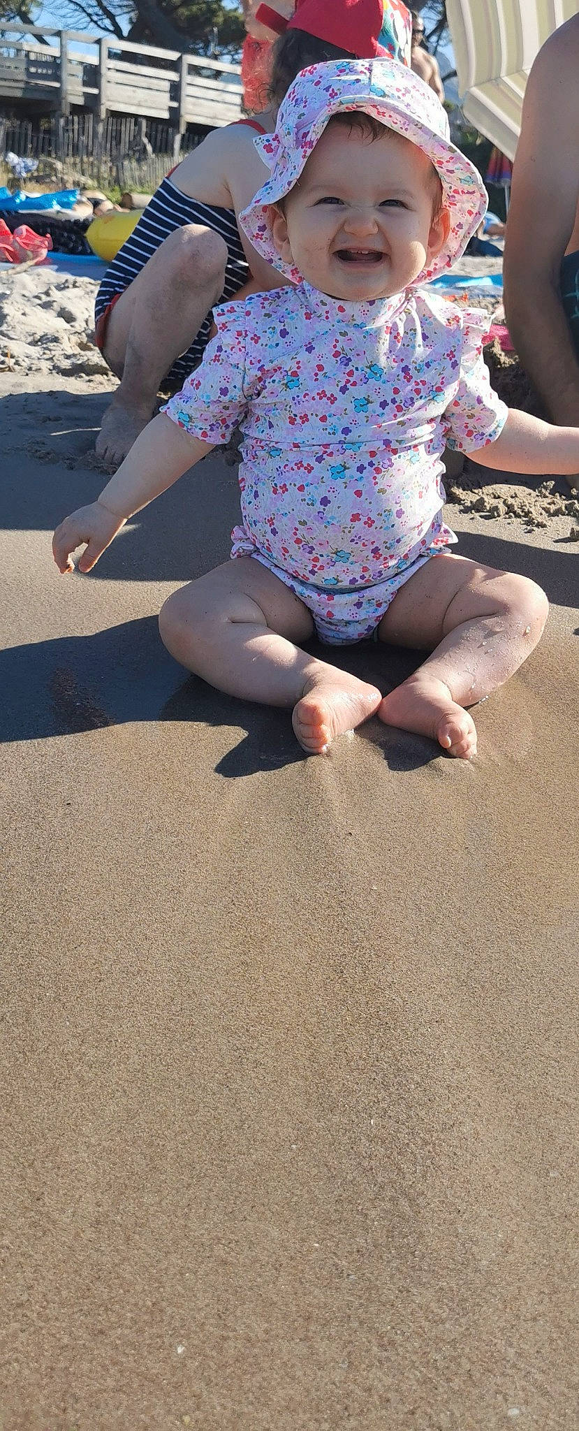Léane a rejoint le concours — aidez-le/la à gagner de superbes lots ! arm, asphalt, barefoot, beach, calf, finger, foot, fun, gesture, hand, headwear, human_leg, joy, knee, leisure, person, recreation, road_surface, sand, sidewalk