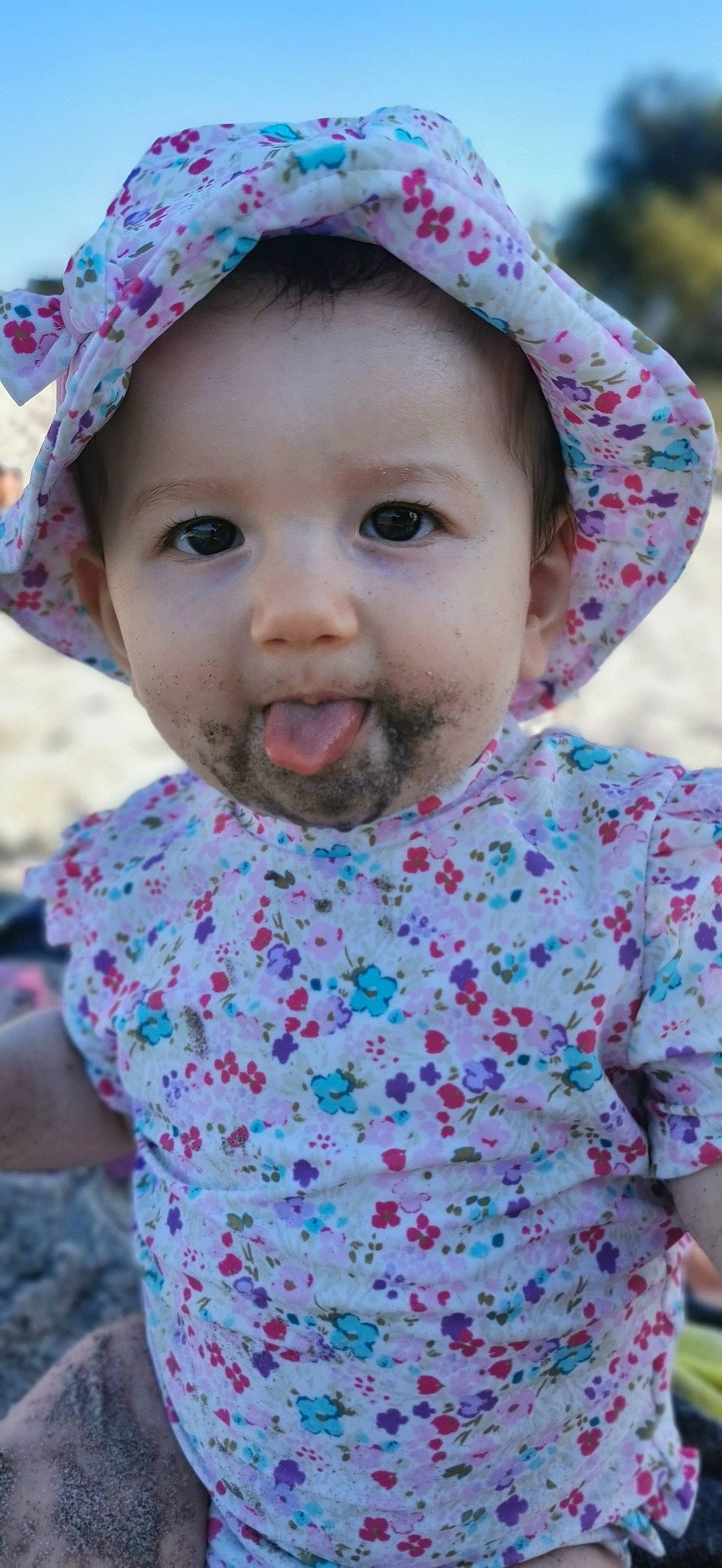 Léane participe au concours pour gagner de l'argent avec cette photo : cheek, chin, clothing, eye, eyebrow, face, facial_expression, hair, hairstyle, hat, head, lip, mouth, nose, outerwear, person, photograph, plant, skin, smile