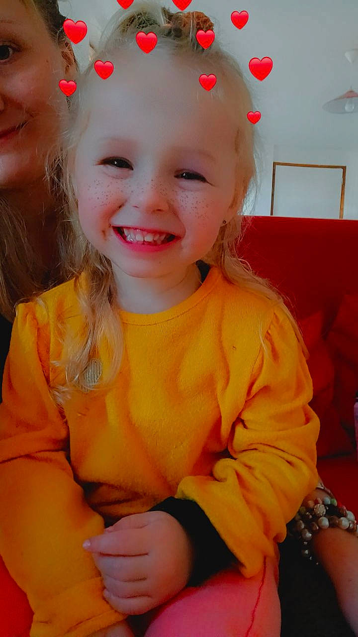 Athenays a rejoint le concours — aidez-le/la à gagner de superbes lots ! baby, baby_toddler_clothing, cheek, child, chin, eye, face, fun, happy, hat, head, human_body, iris, joy, lip, orange, person, pink, skin, smile