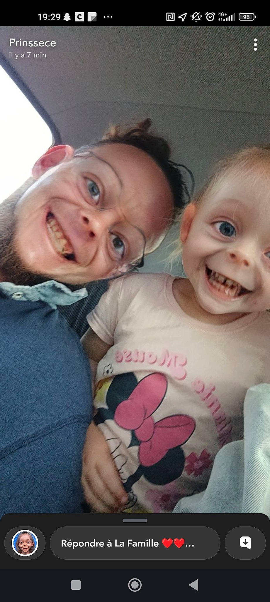 Athenays participe au concours pour gagner de l'argent avec cette photo : cheek, chin, cool, eye, eyebrow, face, gesture, happy, interaction, iris, joy, lip, mouth, neck, nose, person, pink, plant, skin, sleeve