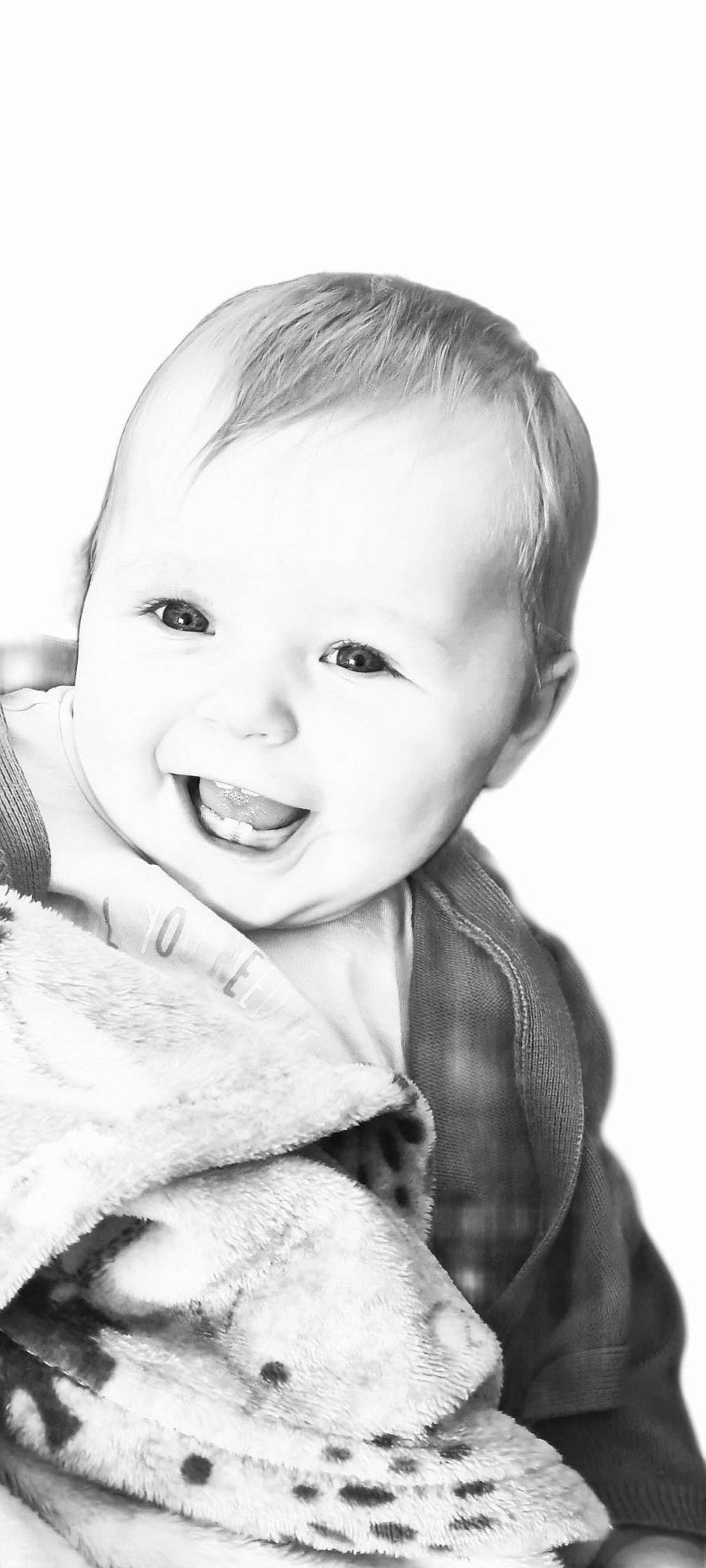 Athénays participe au concours pour gagner de l'argent avec cette photo : baby, baby_toddler_clothing, cheek, child, eyebrow, eyelash, face, flash_photography, gesture, happy, iris, joy, lip, monochrome, monochrome_photography, nose, person, skin, sleeve, smile
