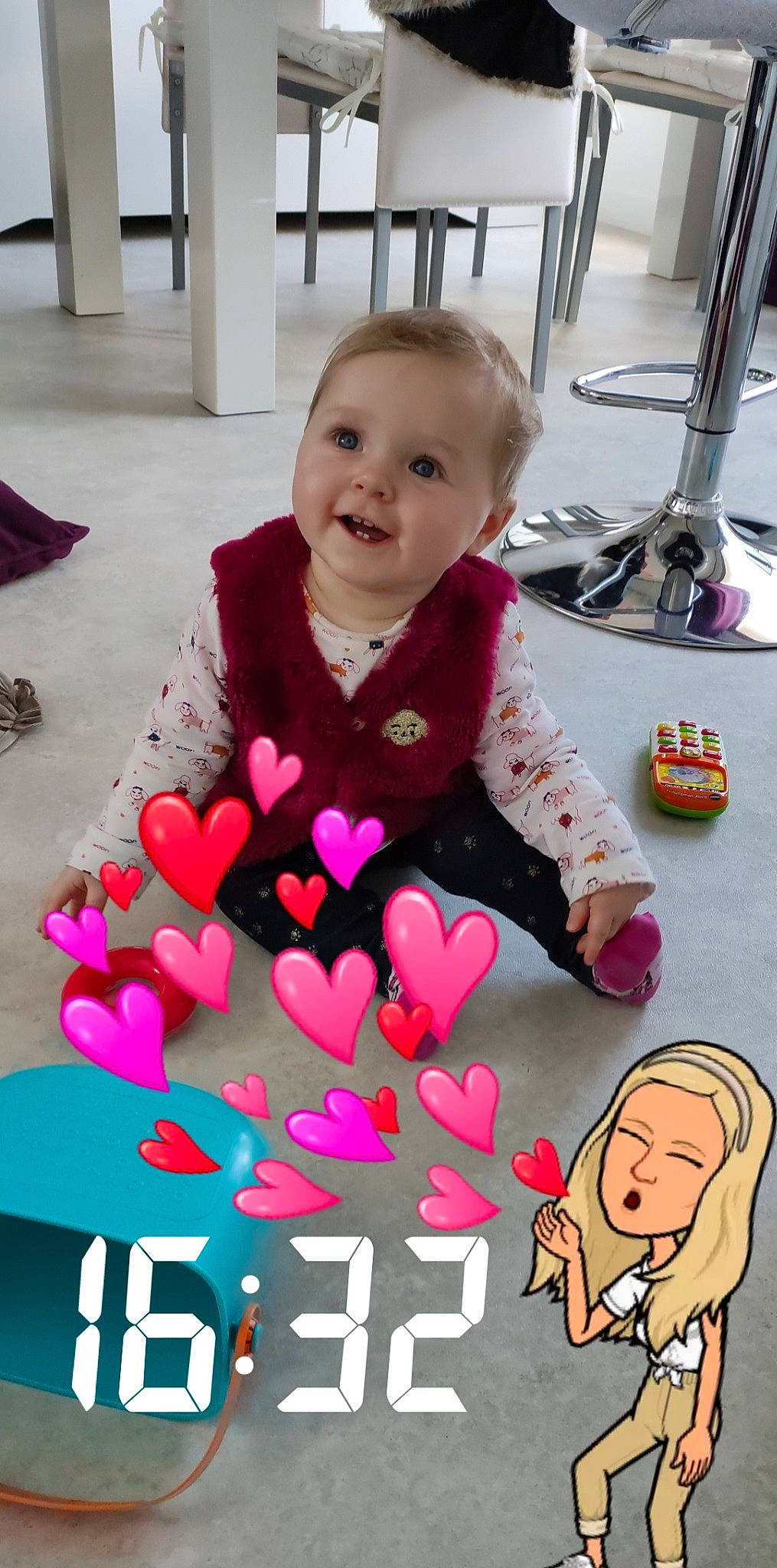 Athénays participe au concours pour gagner de l'argent avec cette photo : baby, baby_toddler_clothing, cheek, child, event, facial_expression, flooring, font, fun, happy, leisure, magenta, mouth, organ, person, pink, play, sitting, smile, snapshot