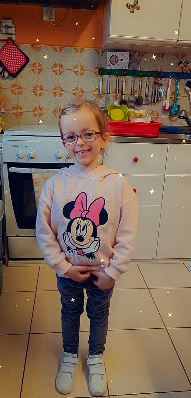 Cécilia a rejoint le concours — aidez-le/la à gagner de superbes lots ! drawer, event, eyewear, fashion, flooring, fun, happy, home_appliance, joy, kitchen, person, pink, room, shelf, shelving, shoulder, sleeve, smile, standing, t_shirt