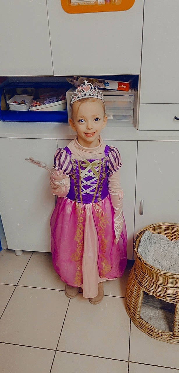 Cécilia a rejoint le concours — aidez-le/la à gagner de superbes lots ! baby_toddler_clothing, basket, chair, costume, electric_blue, fashion_accessory, fashion_design, flooring, happy, headgear, joy, magenta, pattern, person, pink, purple, room, sleeve, smile, toddler