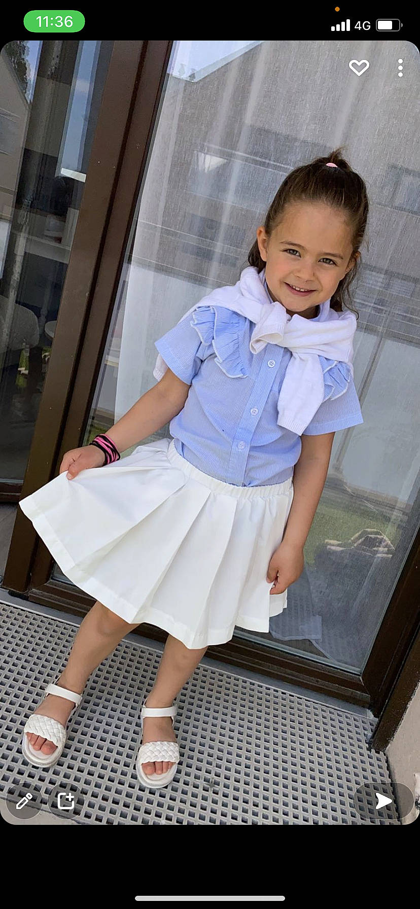 Livia participe au concours pour gagner de l'argent avec cette photo : electric_blue, event, fashion_design, hairstyle, happy, human_leg, joint, joy, knee, leg, long_hair, person, sandal, shoulder, skin, sleeve, smile, street_fashion, textile, thigh