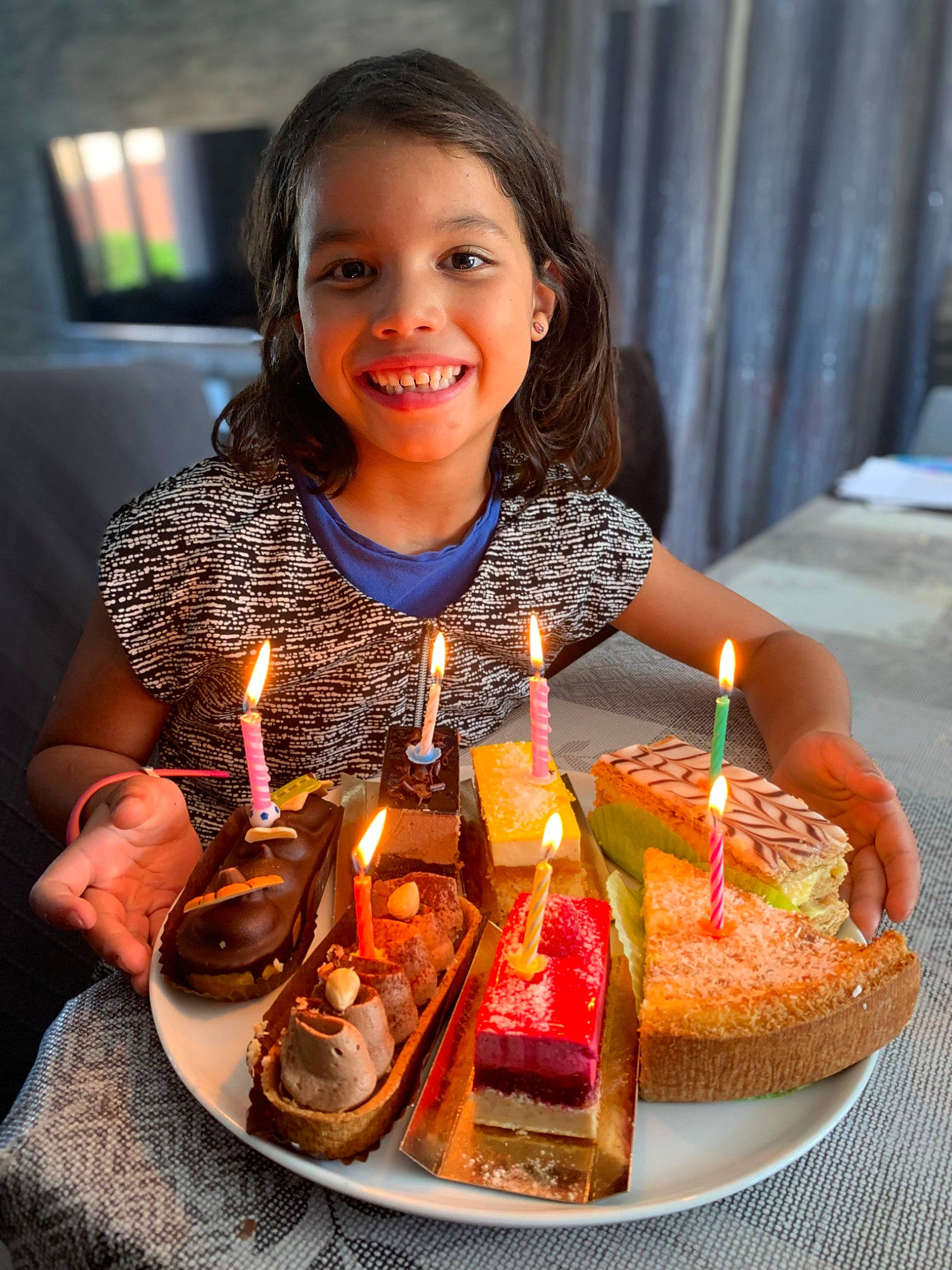 Kethia participe au concours pour gagner de l'argent avec cette photo : baked_goods, birthday, birthday_cake, birthday_candle, cake, cake_decorating, cake_decorating_supply, candle, cuisine, dessert, dish, event, food, happy, ingredient, joy, person, plate, smile, sweetness