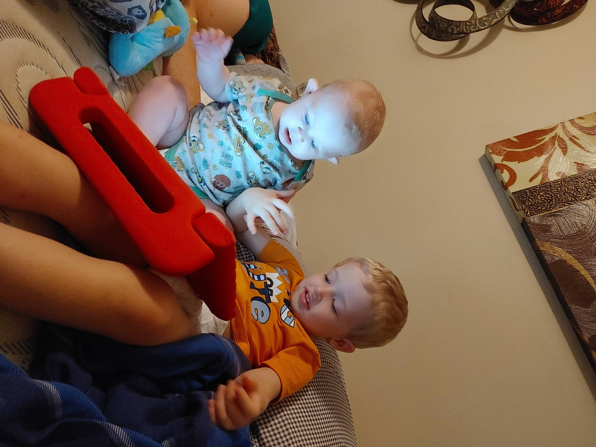 Ander is registered to the contest to win money with this photo: arm, baby, baby_products, baby_toddler_clothing, child, comfort, finger, fun, hand, happy, human_body, lap, leg, leisure, mouth, person, room, sitting, tableware, toddler