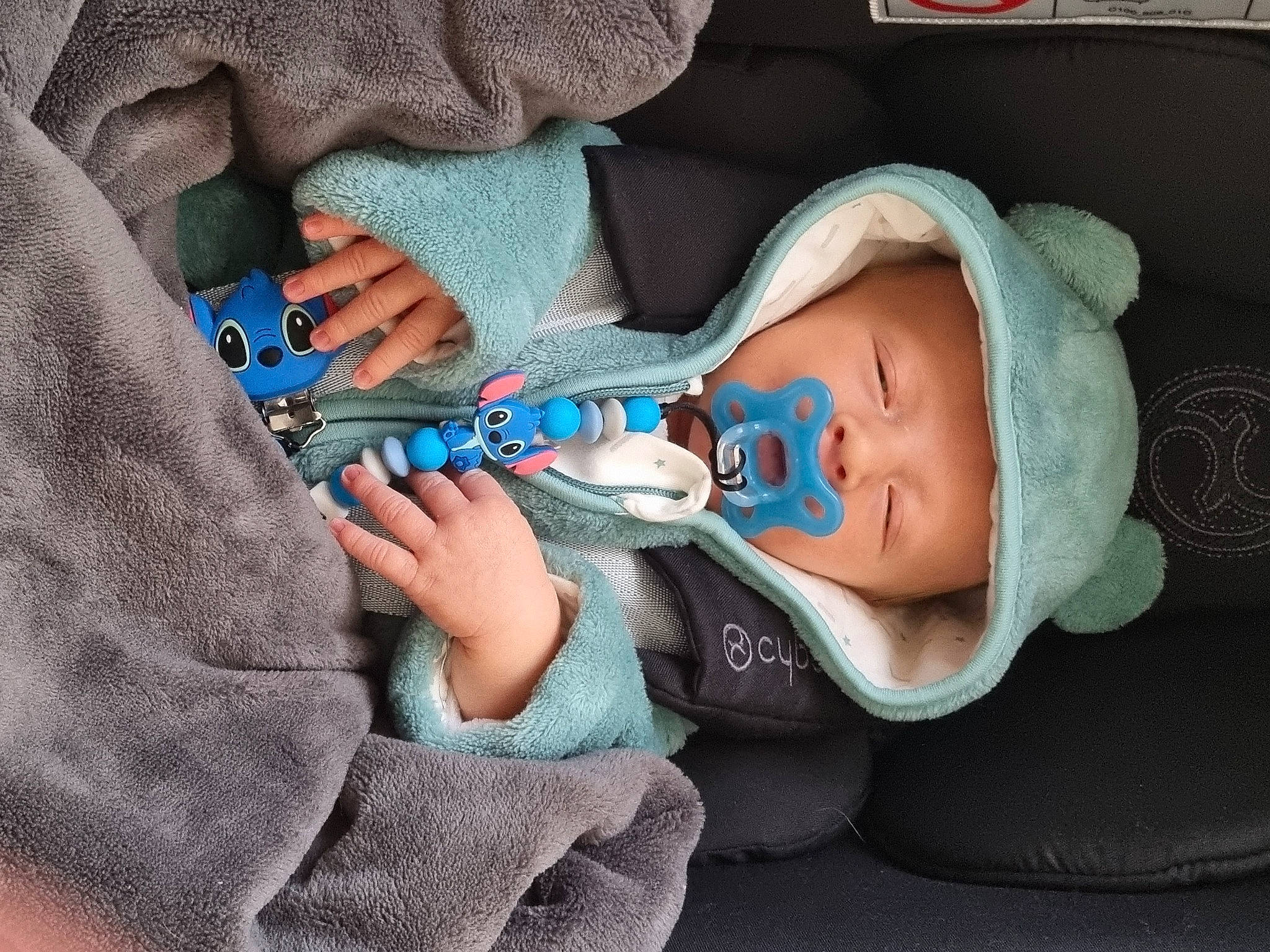 Noa participe au concours pour gagner de l'argent avec cette photo : baby, baby_carriage, baby_products, baby_toddler_clothing, car_seat, cheek, child, comfort, cool, electric_blue, finger, hand, hat, headwear, mouth, nail, person, skin, sleeve, sunglasses