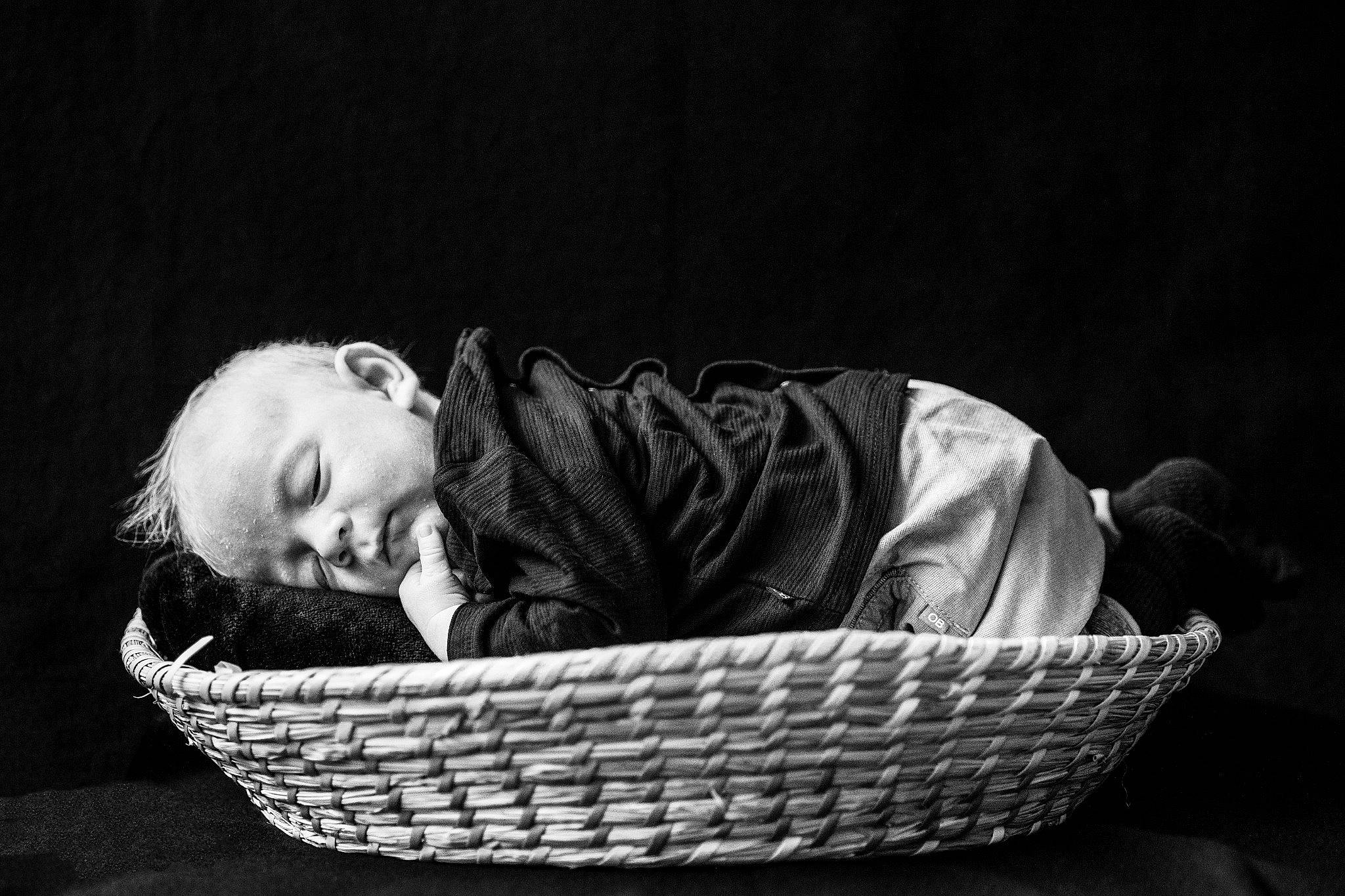 Noa participe au concours pour gagner de l'argent avec cette photo : baby_products, basket, cloud, comfort, darkness, fashion_accessory, flash_photography, grass, home_accessories, infant_bed, monochrome, monochrome_photography, person, picnic_basket, portrait_photography, sitting, still_life_photography, storage_basket, toddler, wicker