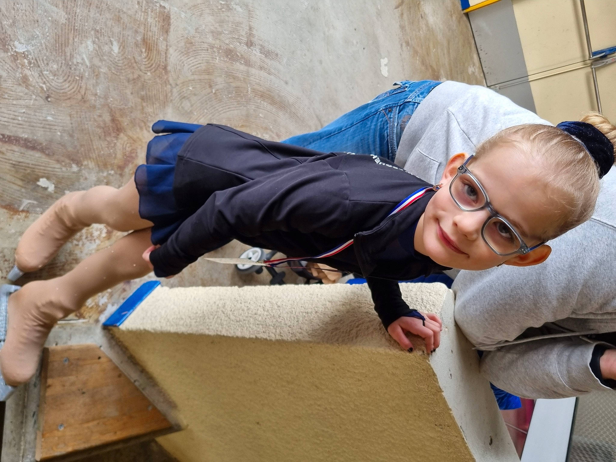 Héléa participe au concours pour gagner de l'argent avec cette photo : arm, child, concrete, elbow, electric_blue, eyewear, finger, fun, gesture, glasses, hand, happy, joy, leisure, person, play, recreation, sitting, soil, toddler