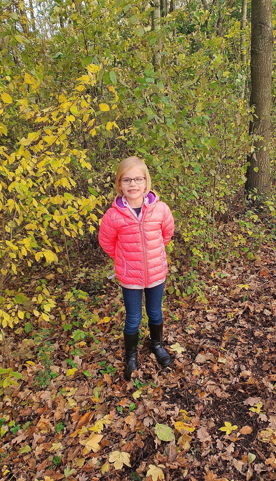 Héléa participe au concours pour gagner de l'argent avec cette photo : deciduous, forest, gesture, grass, happy, jacket, joy, landscape, leaf, natural_environment, natural_landscape, people_in_nature, person, plant, smile, soil, trail, tree, vegetation, wood