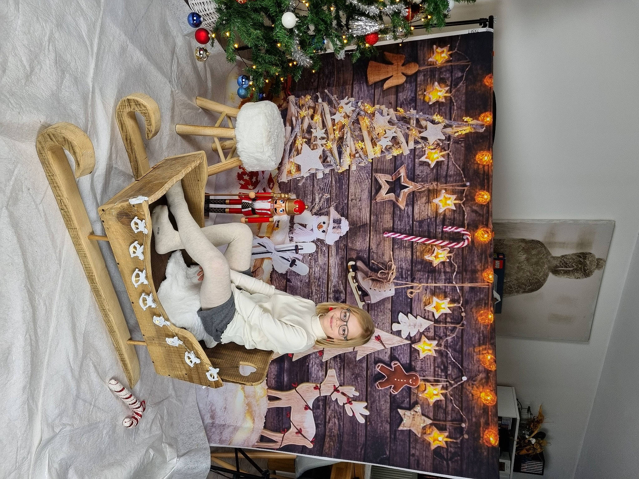 Héléa participe au concours pour gagner de l'argent avec cette photo : art, christmas_decoration, christmas_tree, collection, display_case, event, holiday, holiday_ornament, house, interior_design, joy, metal, ornament, person, plant, room, space, still_life, tree, visual_arts