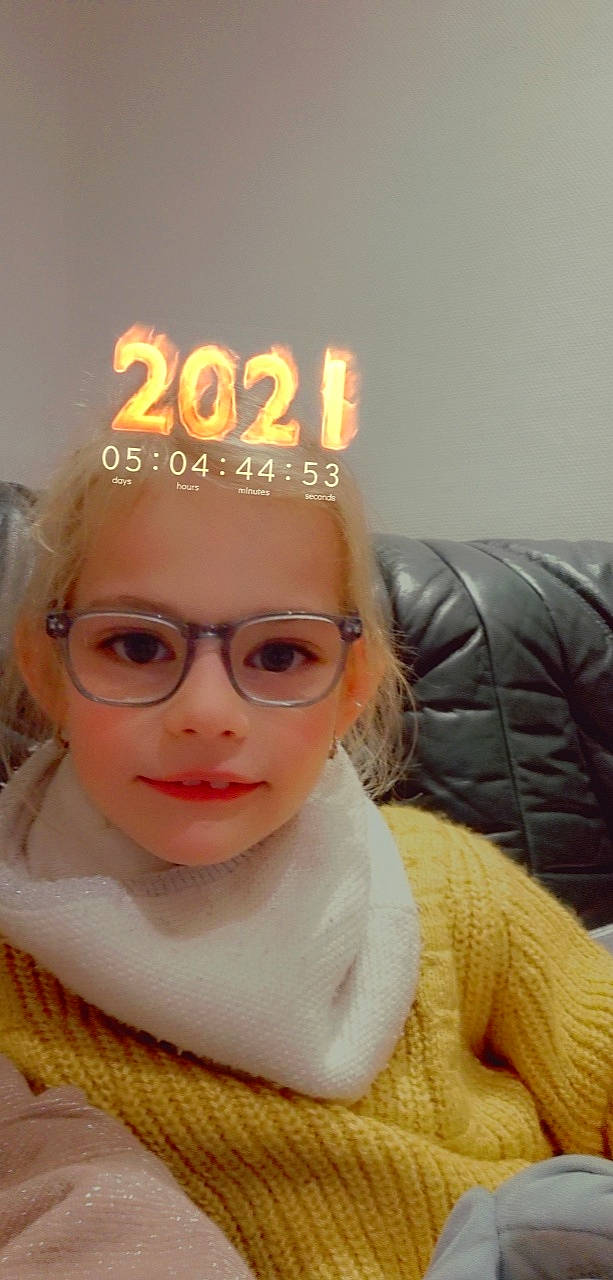 Héléa participe au concours pour gagner de l'argent avec cette photo : cap, couch, eyebrow, eyelash, eyewear, fashion_accessory, font, glasses, goggles, happy, hat, headpiece, jewellery, knit_cap, lip, person, personal_protective_equipment, selfie, sunglasses, toddler