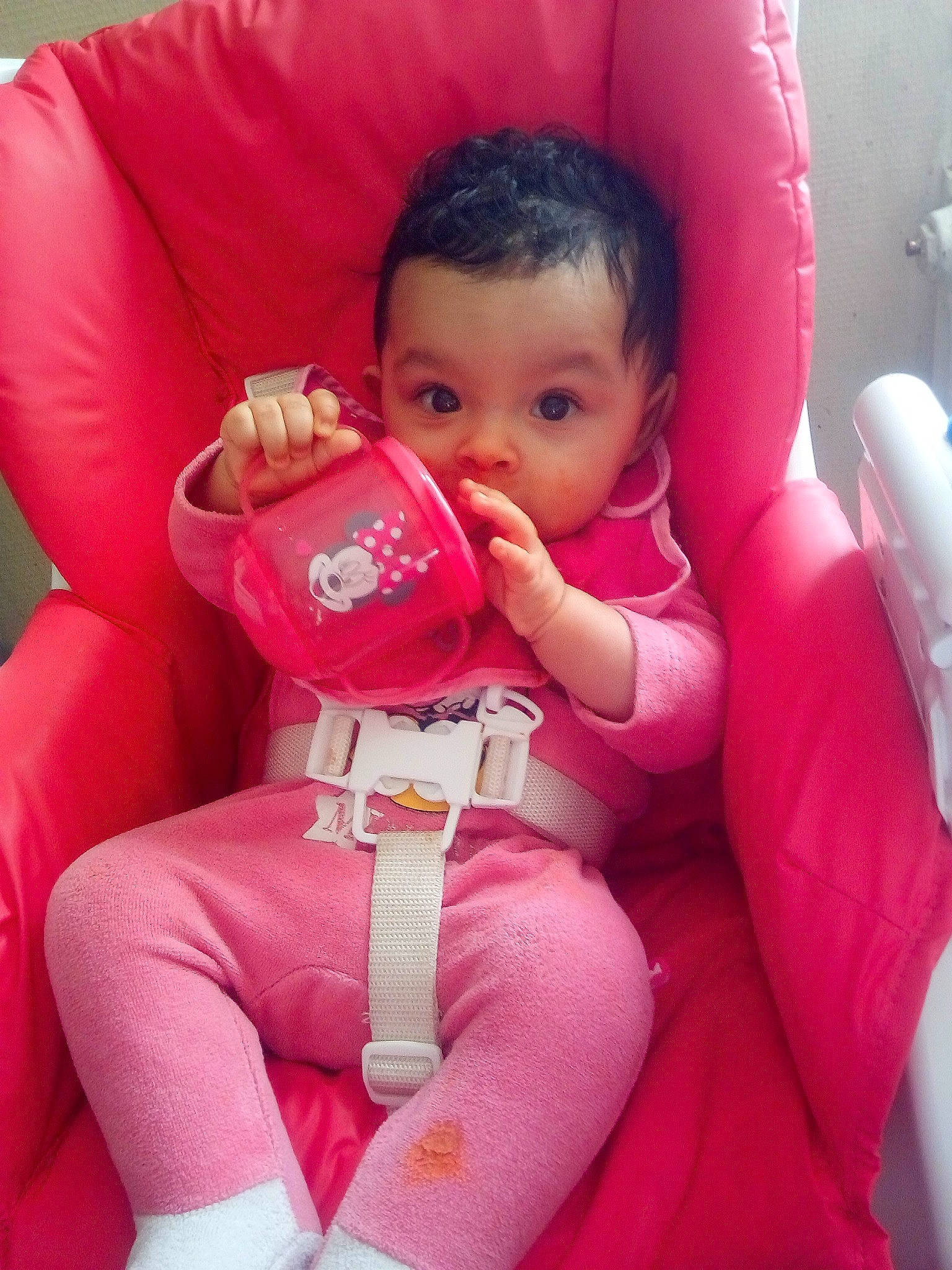 Emilie a rejoint le concours — aidez-le/la à gagner de superbes lots ! baby, baby_products, car_seat, child, joy, magenta, person, pink, product, skin, toddler