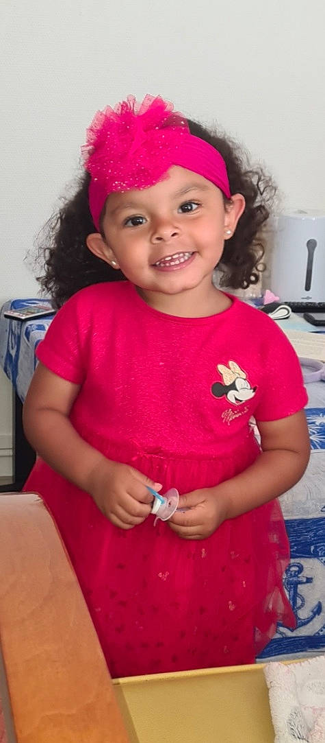 Emilie Cady a rejoint le concours — aidez-le/la à gagner de superbes lots ! cap, child, costume_hat, event, face, hair_accessory, hairstyle, happy, hat, headwear, joy, lip, magenta, party_supply, person, pink, purple, red, skin, sleeve