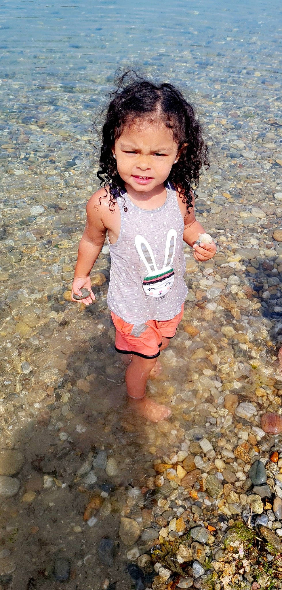 Emilie Cady participe au concours pour gagner de l'argent avec cette photo : arm, chin, eye, face, fun, grass, hair, happy, head, human_body, leisure, people_in_nature, person, sand, shorts, skin, soil, t_shirt, toddler, tree