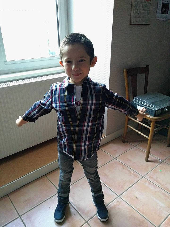 Brayan a rejoint le concours — aidez-le/la à gagner de superbes lots ! boy, child, clothing, cool, day, design, fun, outerwear, pattern, person, plaid, product, sleeve, standing, suit, t_shirt, tartan, textile, toddler