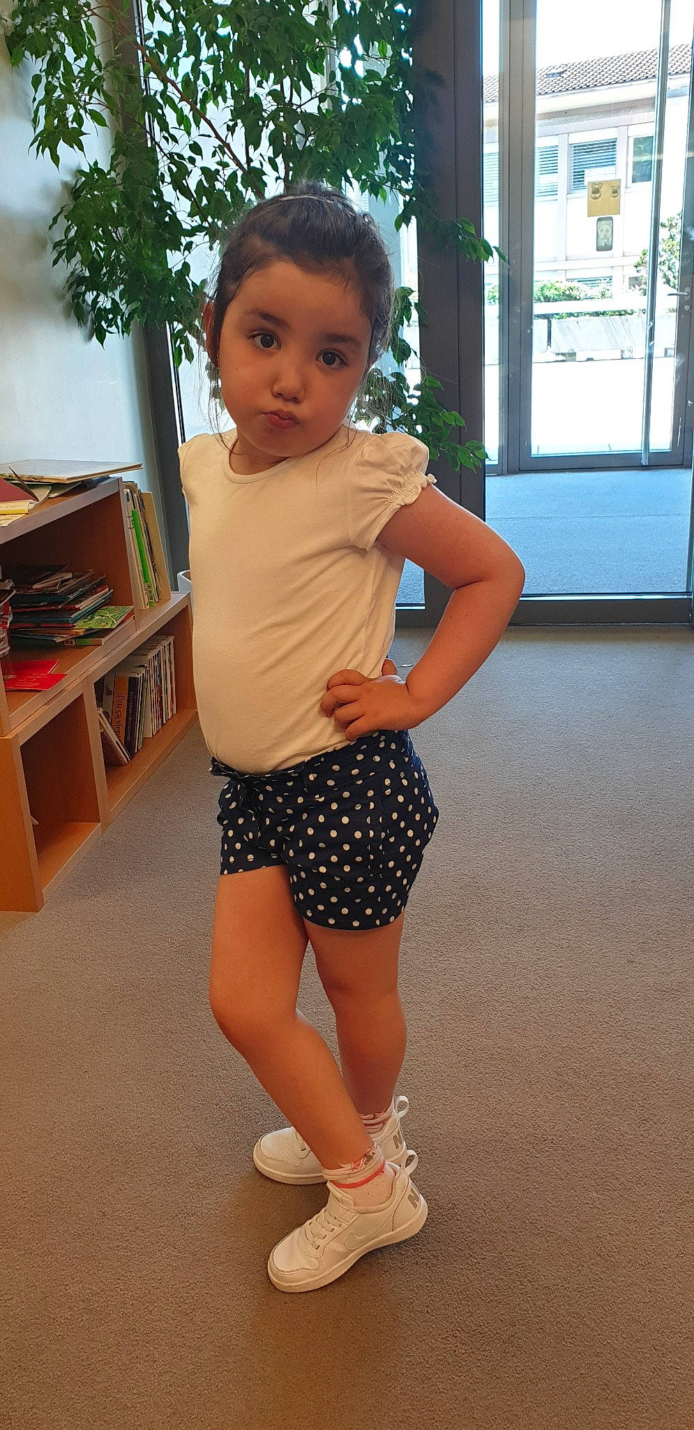 Alicia Ribeiro Freitas participe au concours pour gagner de l'argent avec cette photo : arm, child, clothing, design, footwear, human_leg, joint, knee, leg, pattern, person, polka_dot, shoe, shorts, shoulder, skin, sleeve, standing, thigh, toddler