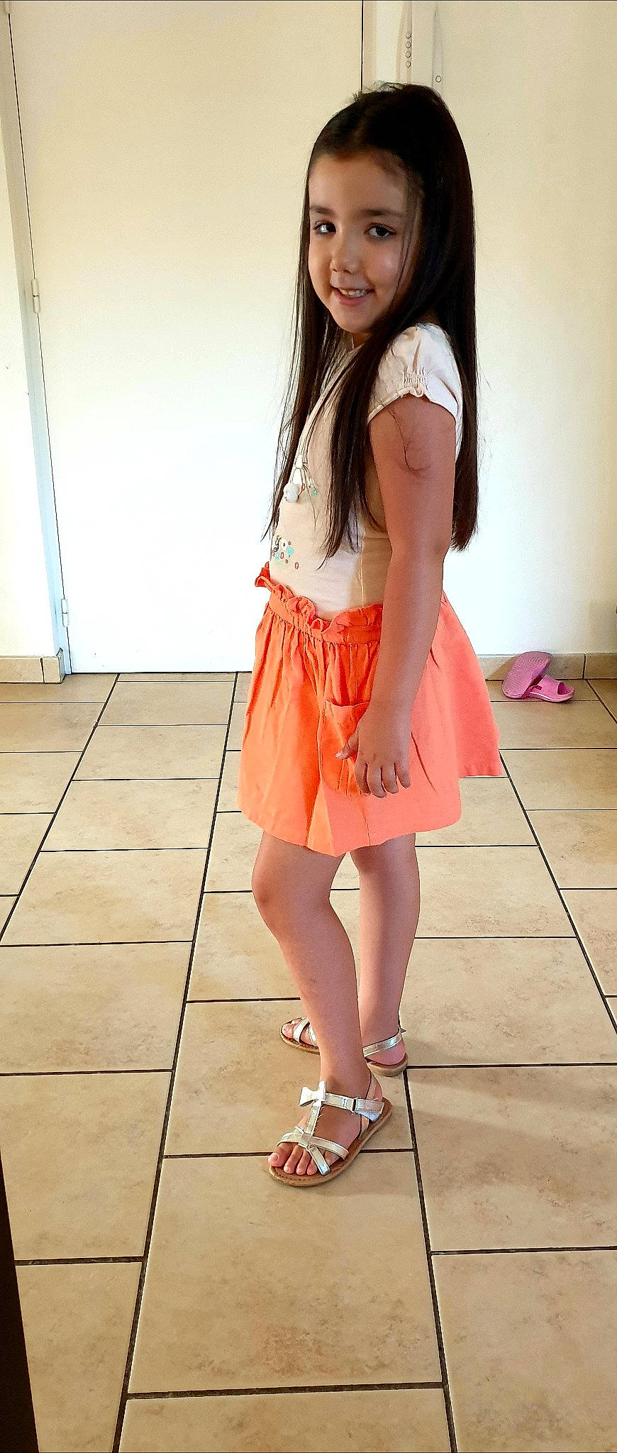 Alicia participe au concours pour gagner de l'argent avec cette photo : beauty, beige, brown, clothing, dress, fashion, footwear, human_leg, joy, leg, long_hair, orange, person, pink, sandal, shoe, shoulder, smile, snapshot, waist