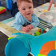Tynéo a rejoint le concours — aidez-le/la à gagner de superbes lots ! baby, chair, child, colorful, crawling, eyes, face, floor, hair, hands, infant, mat, onesie, play_mat, playroom, plush_toy, portrait, smiling, tile_floor, toy