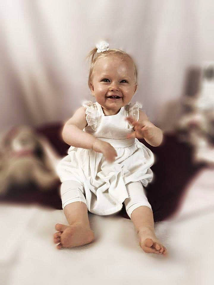 Kayssie participe au concours pour gagner de l'argent avec cette photo : baby, cheek, child, facial_expression, happy, joy, leg, person, photograph, photography, portrait_photography, sitting, skin, smile, toddler, white